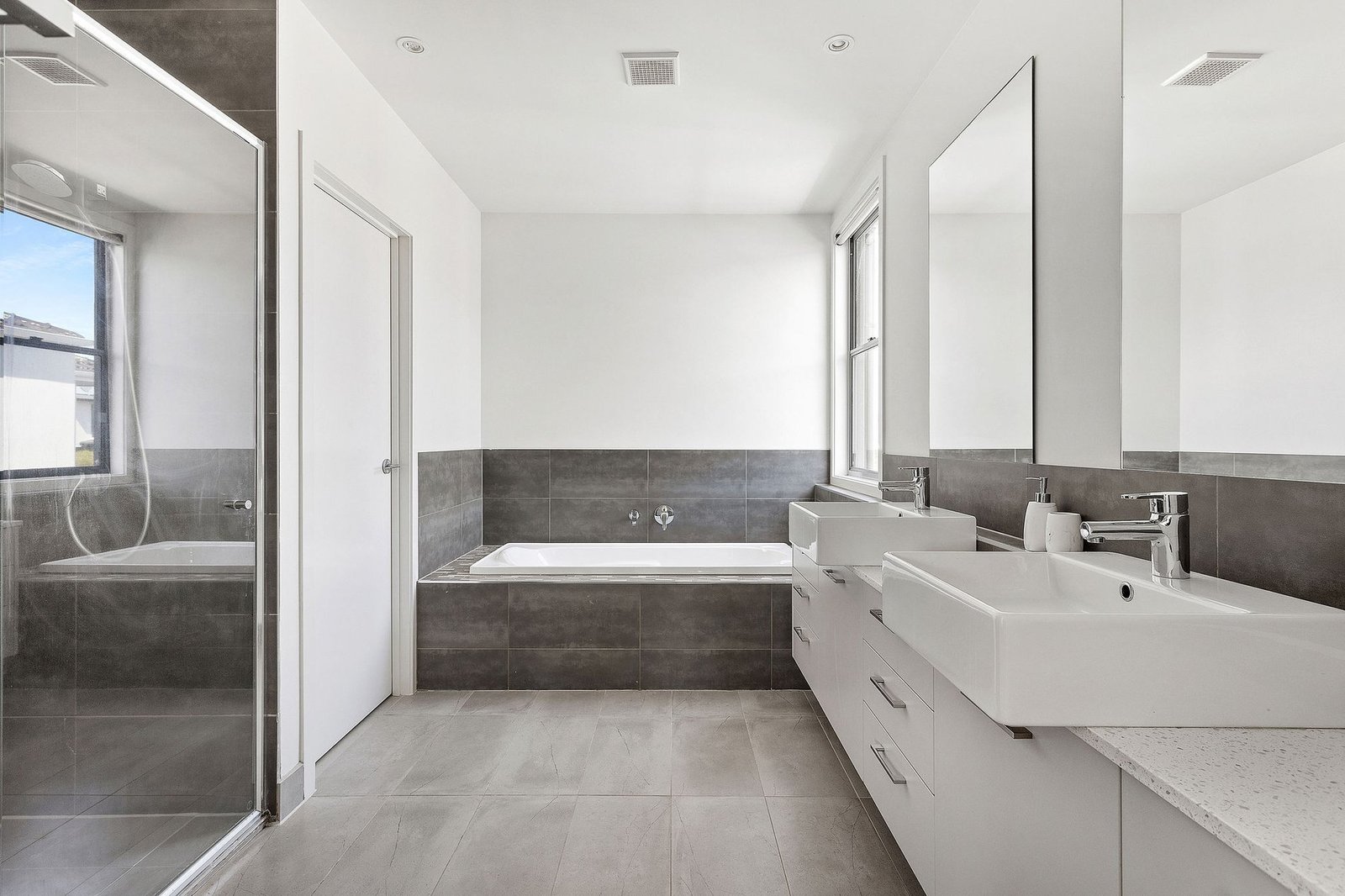 Waters Edge House in Safety Beach, Victoria, Australia