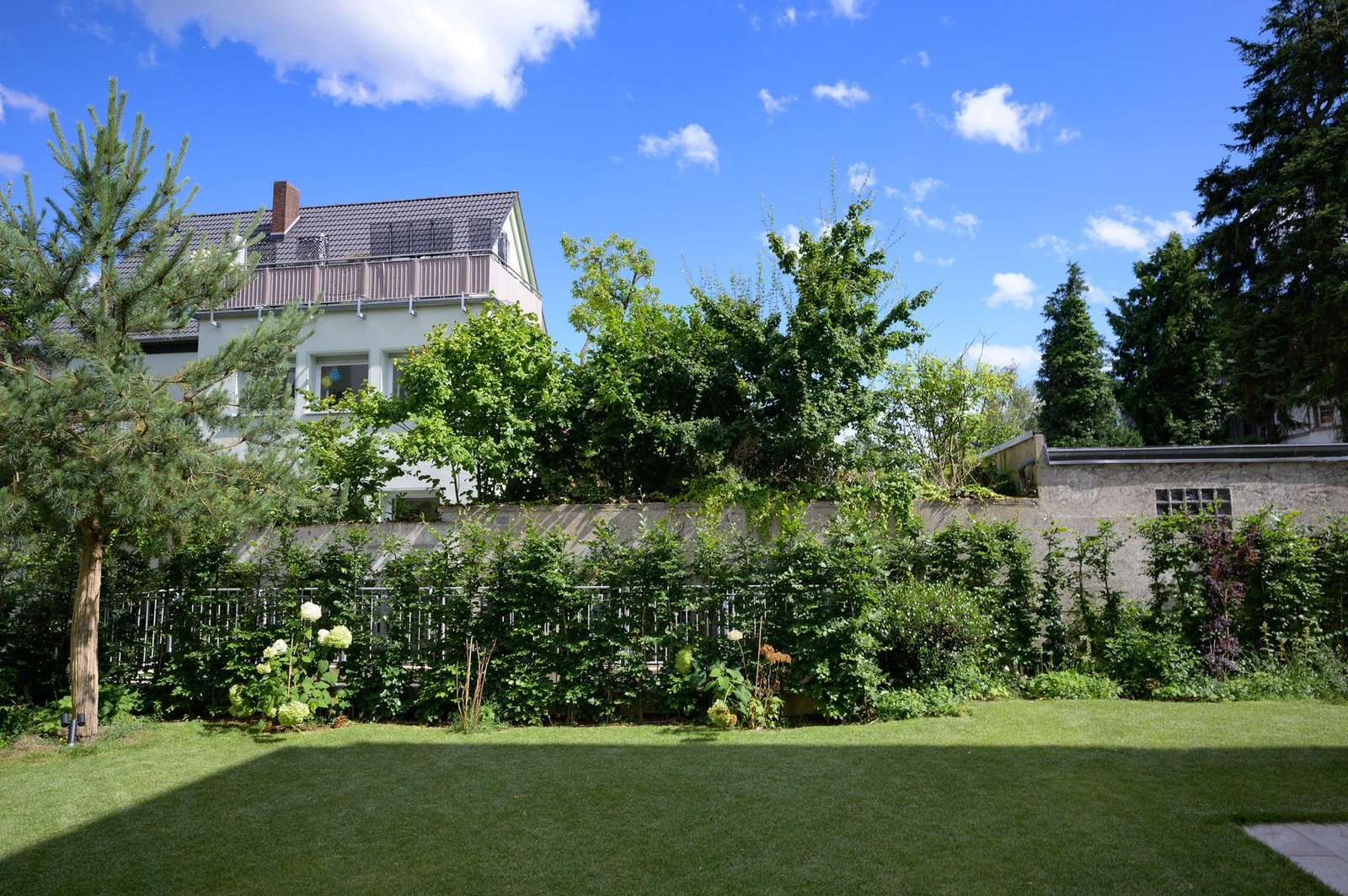 Parkvilla 10: Where Contemporary Comfort Meets Heritage Charm Amid Nature Townhouse in Frankfurt am Main, Hessen, Germany