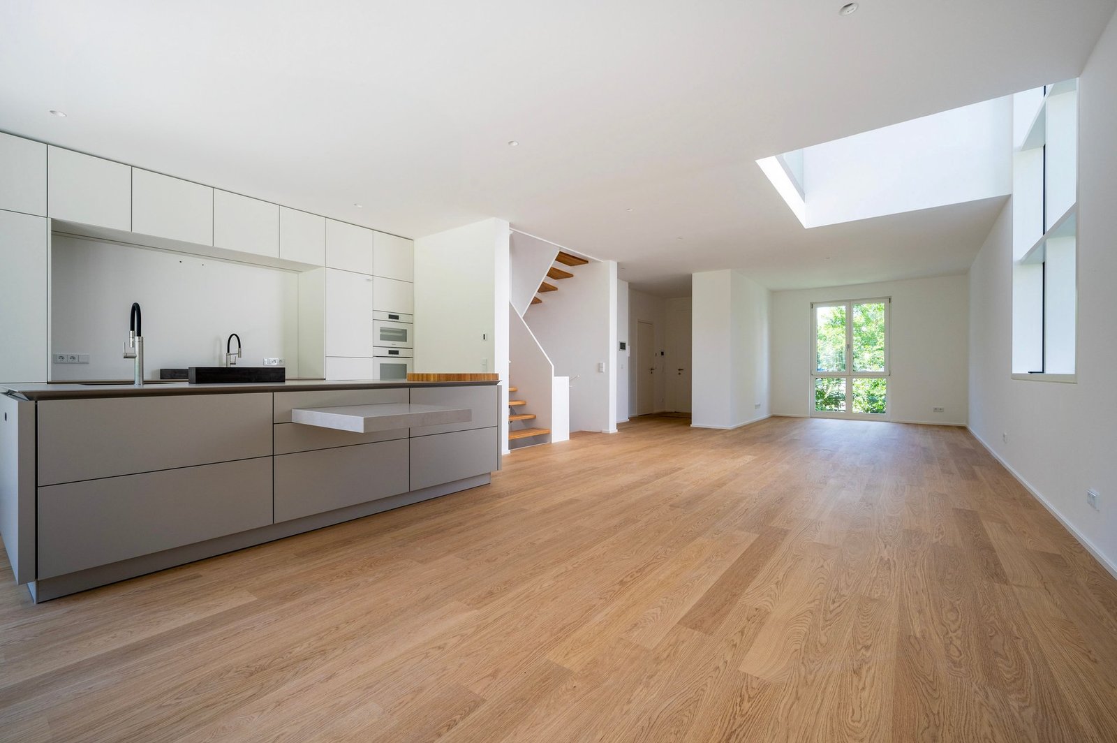 Parkvilla 10: Where Contemporary Comfort Meets Heritage Charm Amid Nature Townhouse in Frankfurt am Main, Hessen, Germany