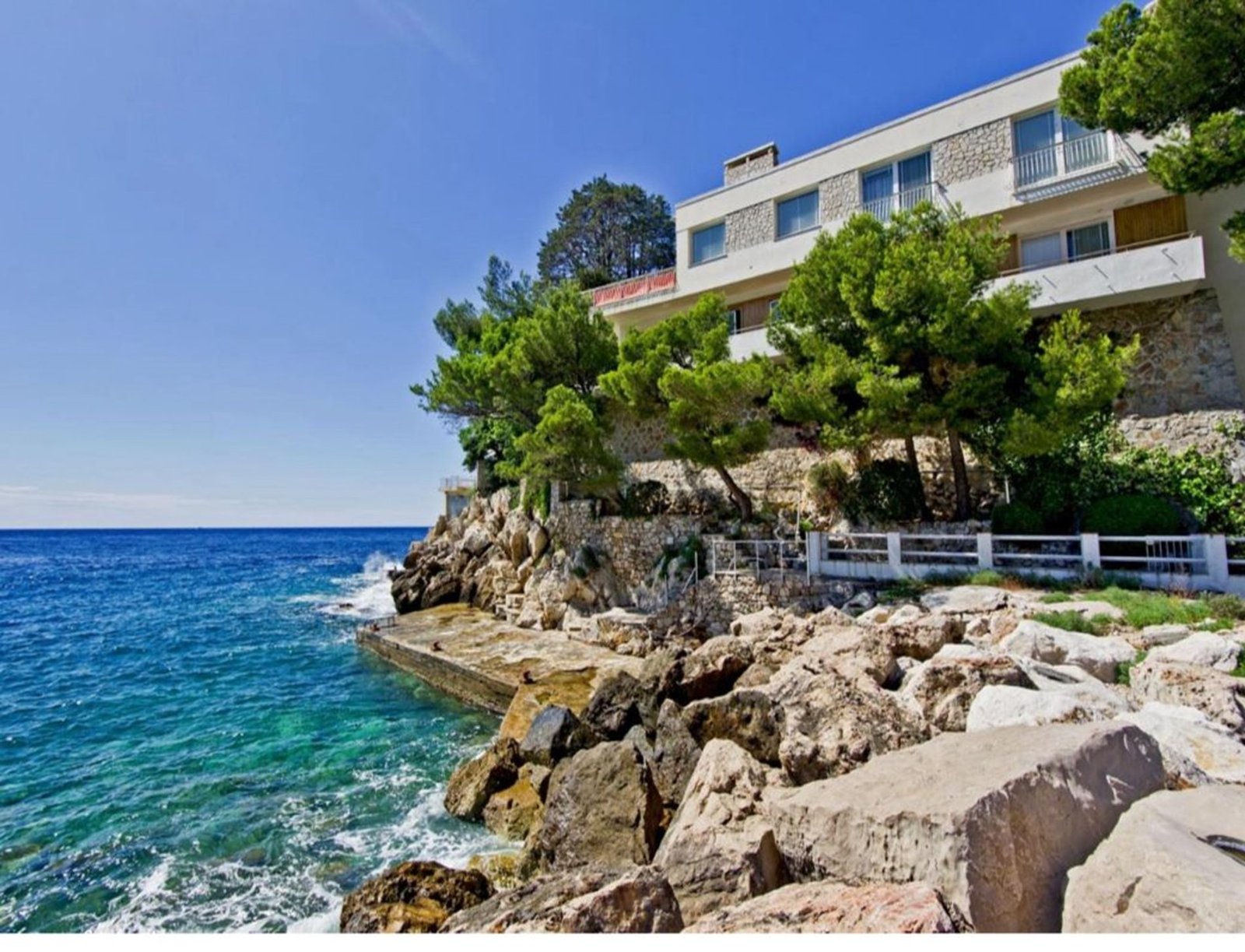 Exceptional Seafront Villa With Great Expansion Potential Villa in Èze, Provence-Alpes-Côte d'Azur, France