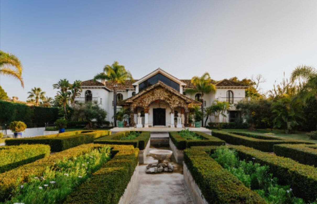 Exceptional Mediterranean Beachfront – A Rare Opportunity For Refinement & Renovation On Marbella´S Villa in Marbella, Andalusia, Spain