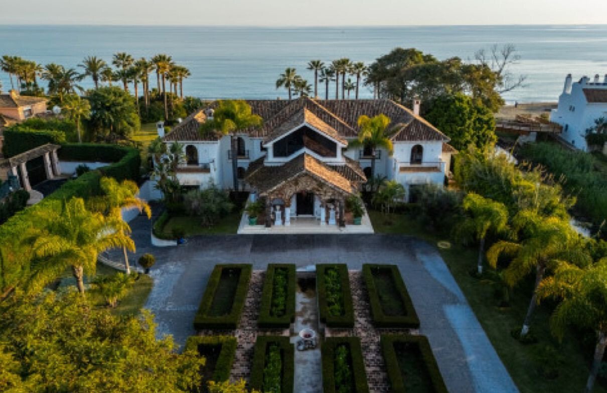 Exceptional Mediterranean Beachfront – A Rare Opportunity For Refinement & Renovation On Marbella´S Villa in Marbella, Andalusia, Spain