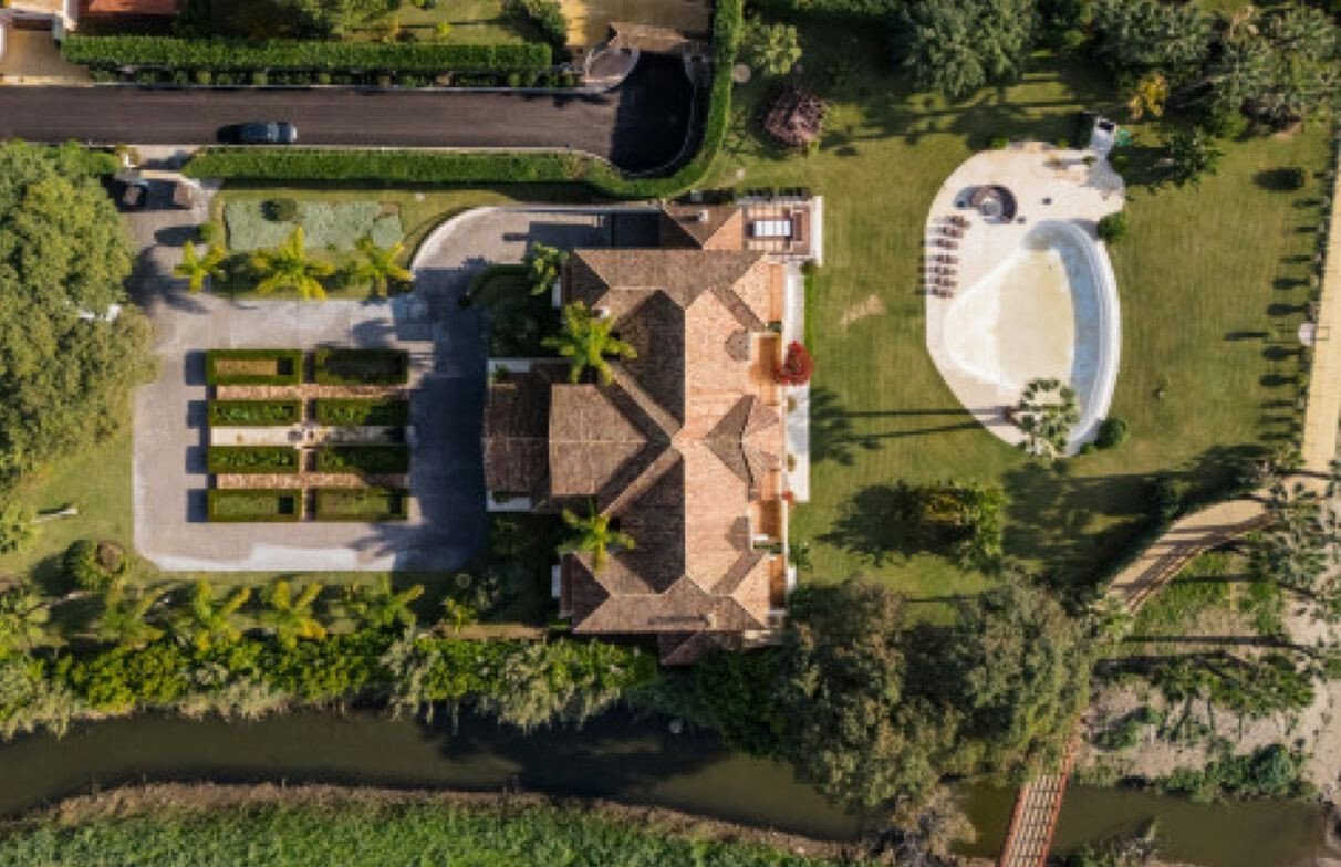 Exceptional Mediterranean Beachfront – A Rare Opportunity For Refinement & Renovation On Marbella´S Villa in Marbella, Andalusia, Spain