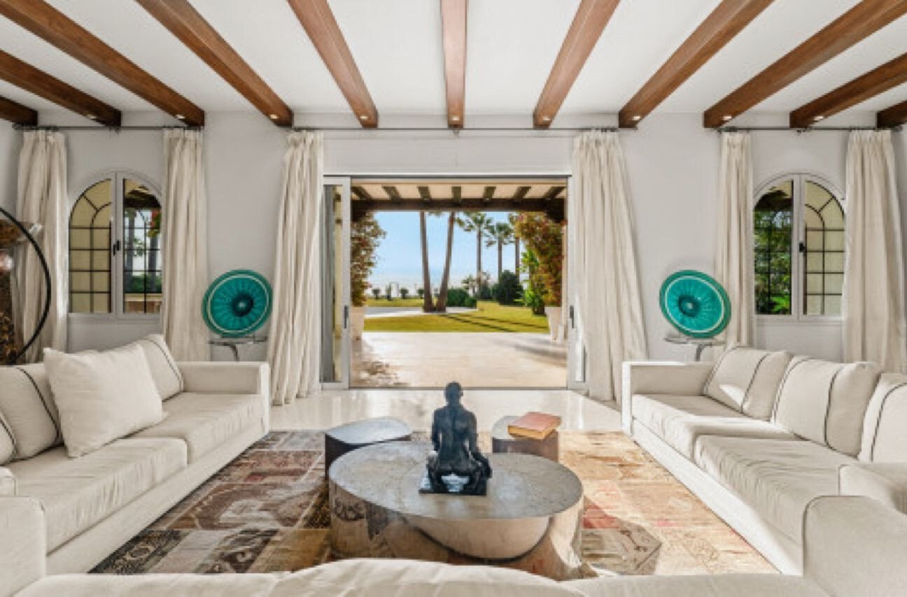 Exceptional Mediterranean Beachfront – A Rare Opportunity For Refinement & Renovation On Marbella´S Villa in Marbella, Andalusia, Spain