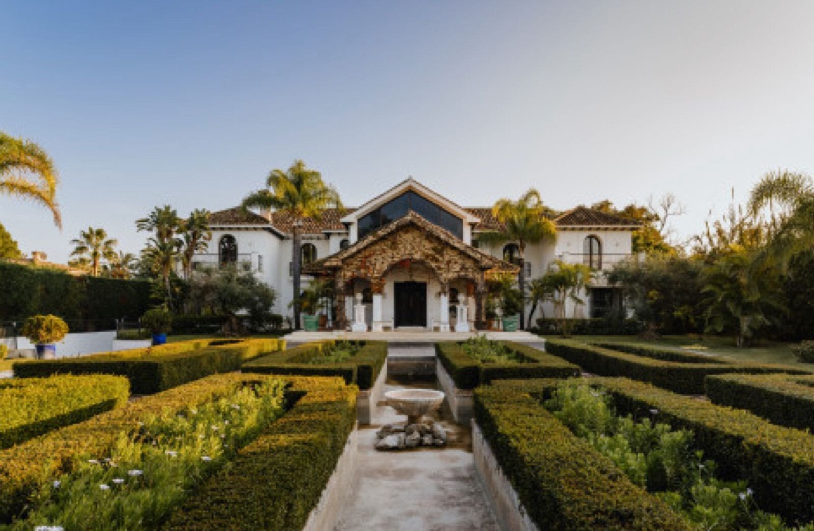 Exceptional Mediterranean Beachfront – A Rare Opportunity For Refinement & Renovation On Marbella´S Villa in Marbella, Andalusia, Spain