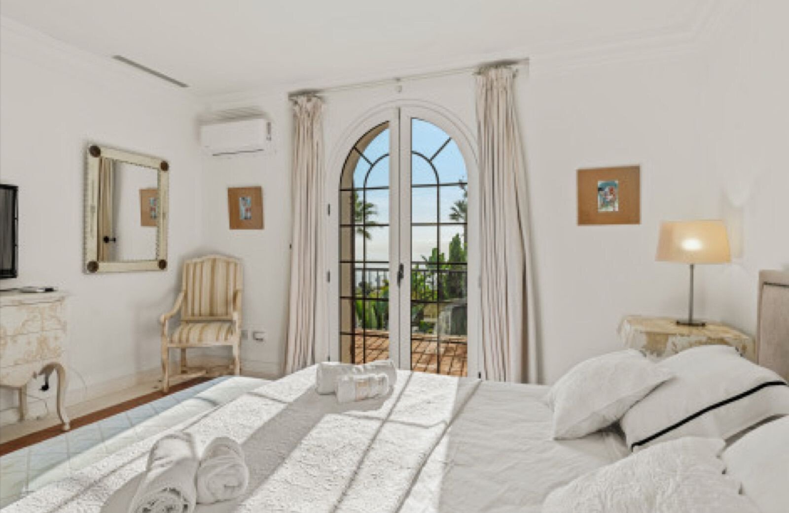 Exceptional Mediterranean Beachfront – A Rare Opportunity For Refinement & Renovation On Marbella´S Villa in Marbella, Andalusia, Spain