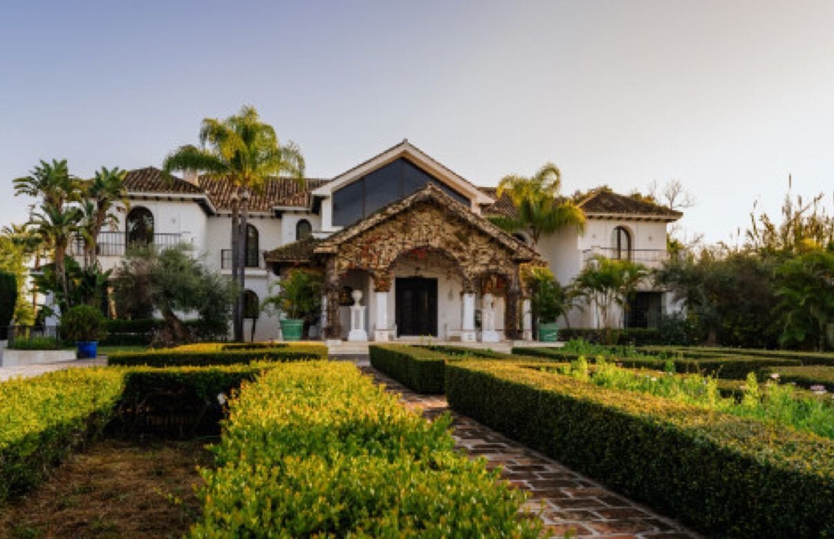 Exceptional Mediterranean Beachfront – A Rare Opportunity For Refinement & Renovation On Marbella´S Villa in Marbella, Andalusia, Spain