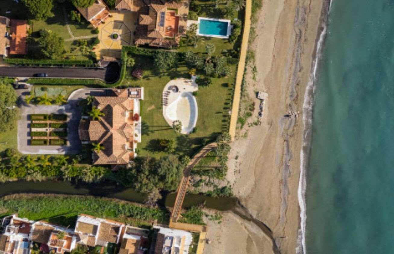Exceptional Mediterranean Beachfront – A Rare Opportunity For Refinement & Renovation On Marbella´S Villa in Marbella, Andalusia, Spain