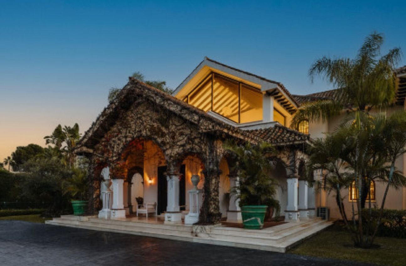 Exceptional Mediterranean Beachfront – A Rare Opportunity For Refinement & Renovation On Marbella´S Villa in Marbella, Andalusia, Spain