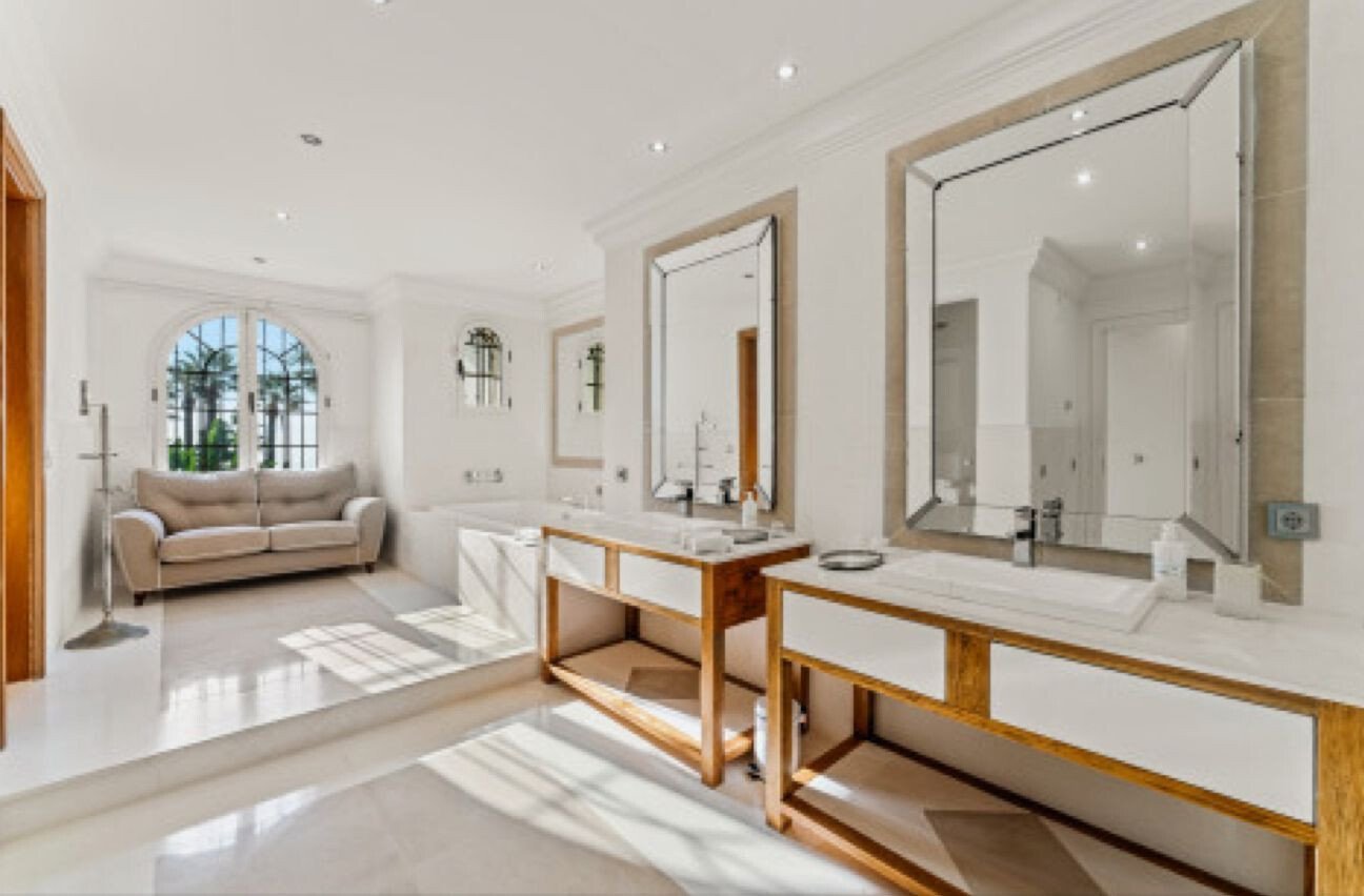 Exceptional Mediterranean Beachfront – A Rare Opportunity For Refinement & Renovation On Marbella´S Villa in Marbella, Andalusia, Spain