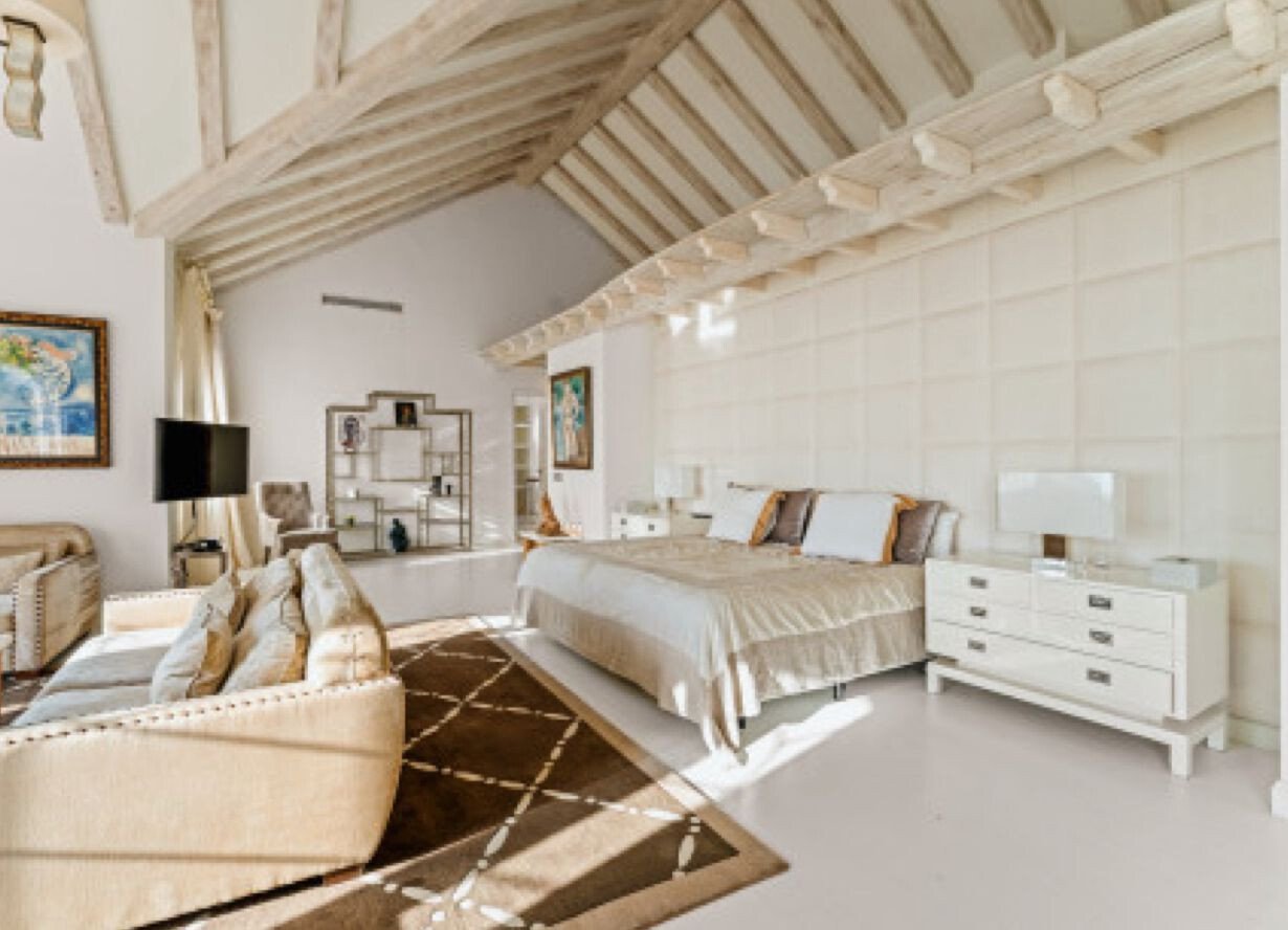 Exceptional Mediterranean Beachfront – A Rare Opportunity For Refinement & Renovation On Marbella´S Villa in Marbella, Andalusia, Spain