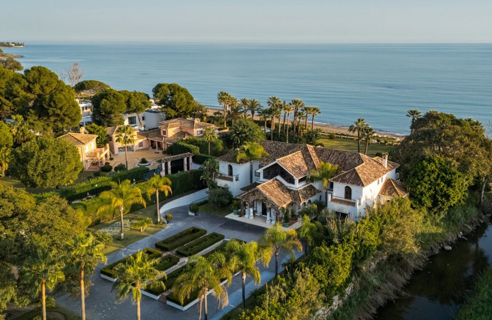Exceptional Mediterranean Beachfront – A Rare Opportunity For Refinement & Renovation On Marbella´S Villa in Marbella, Andalusia, Spain