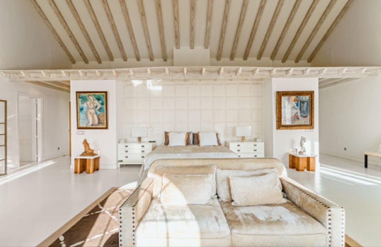 Exceptional Mediterranean Beachfront – A Rare Opportunity For Refinement & Renovation On Marbella´S Villa in Marbella, Andalusia, Spain