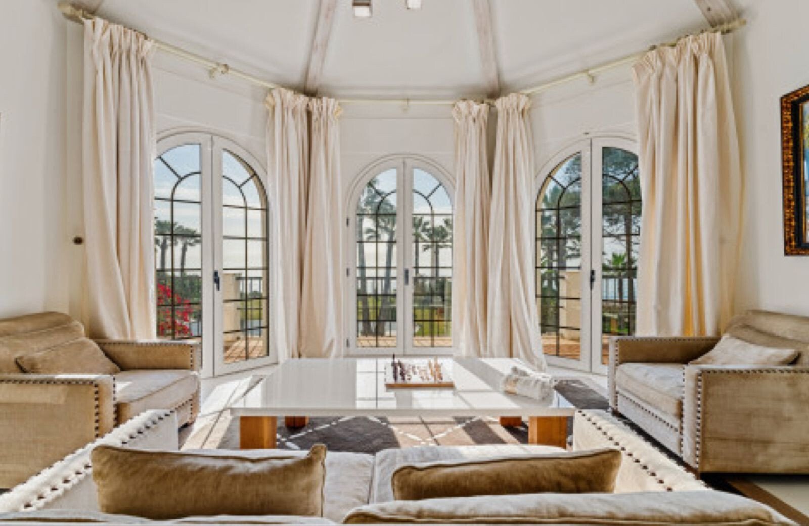 Exceptional Mediterranean Beachfront – A Rare Opportunity For Refinement & Renovation On Marbella´S Villa in Marbella, Andalusia, Spain