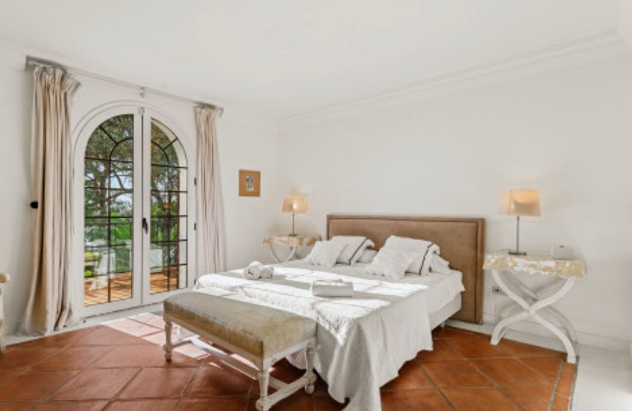 Exceptional Mediterranean Beachfront – A Rare Opportunity For Refinement & Renovation On Marbella´S Villa in Marbella, Andalusia, Spain