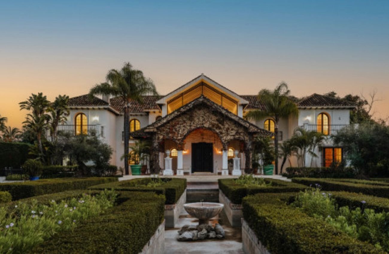 Exceptional Mediterranean Beachfront – A Rare Opportunity For Refinement & Renovation On Marbella´S Villa in Marbella, Andalusia, Spain