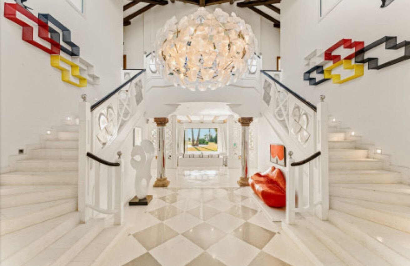 Exceptional Mediterranean Beachfront – A Rare Opportunity For Refinement & Renovation On Marbella´S Villa in Marbella, Andalusia, Spain