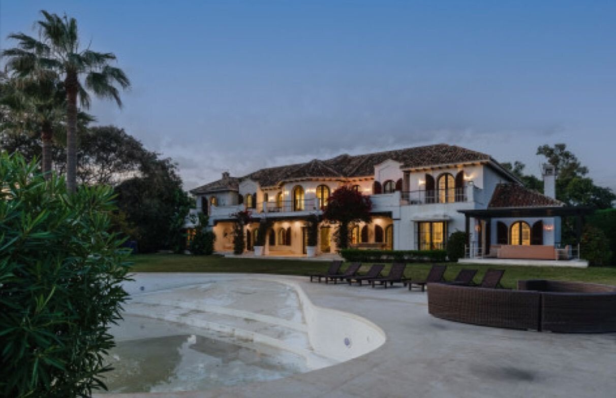 Exceptional Mediterranean Beachfront – A Rare Opportunity For Refinement & Renovation On Marbella´S Villa in Marbella, Andalusia, Spain