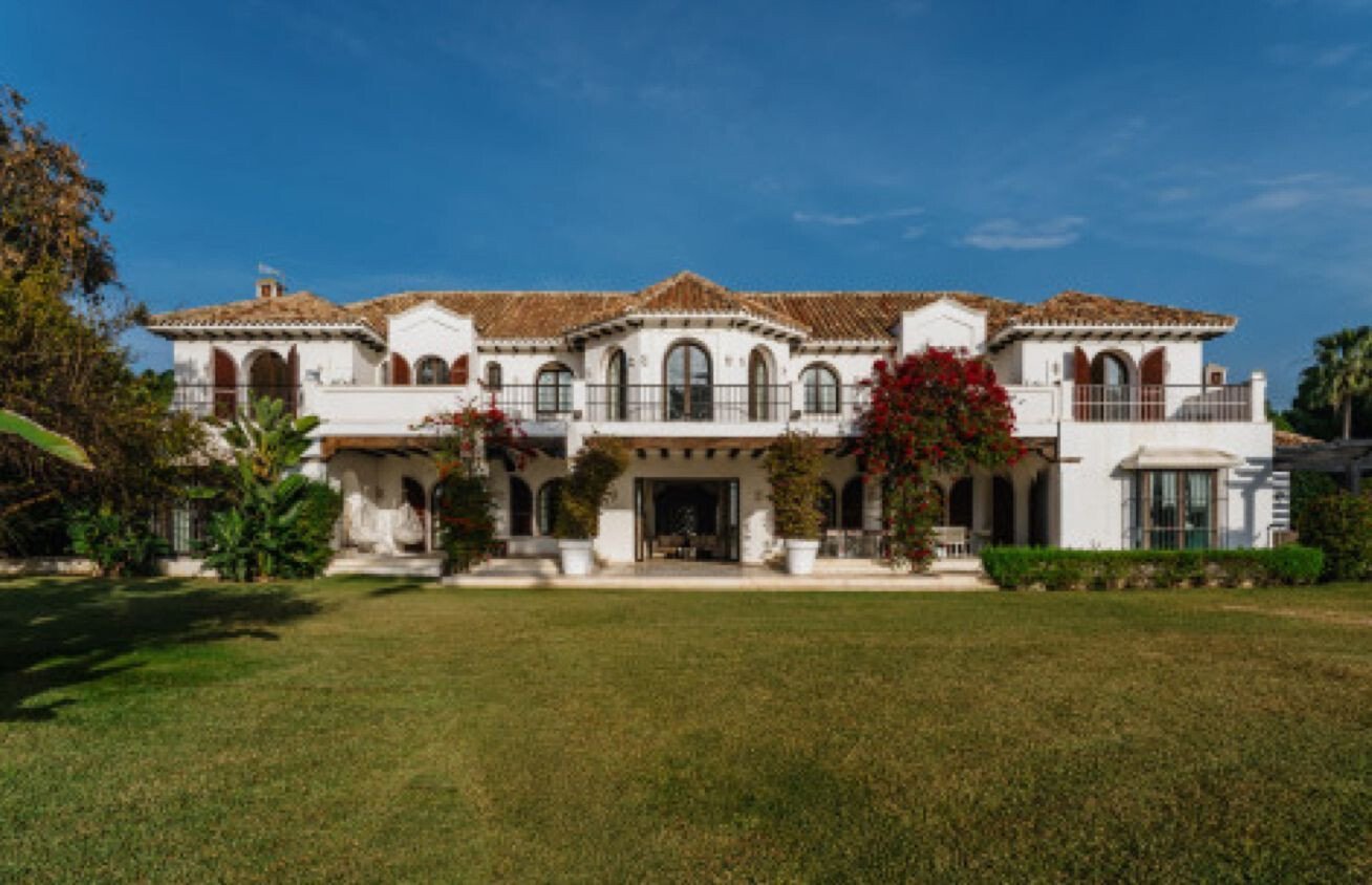 Exceptional Mediterranean Beachfront – A Rare Opportunity For Refinement & Renovation On Marbella´S Villa in Marbella, Andalusia, Spain