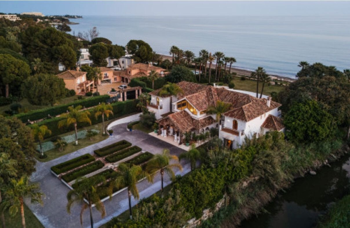 Exceptional Mediterranean Beachfront – A Rare Opportunity For Refinement & Renovation On Marbella´S Villa in Marbella, Andalusia, Spain