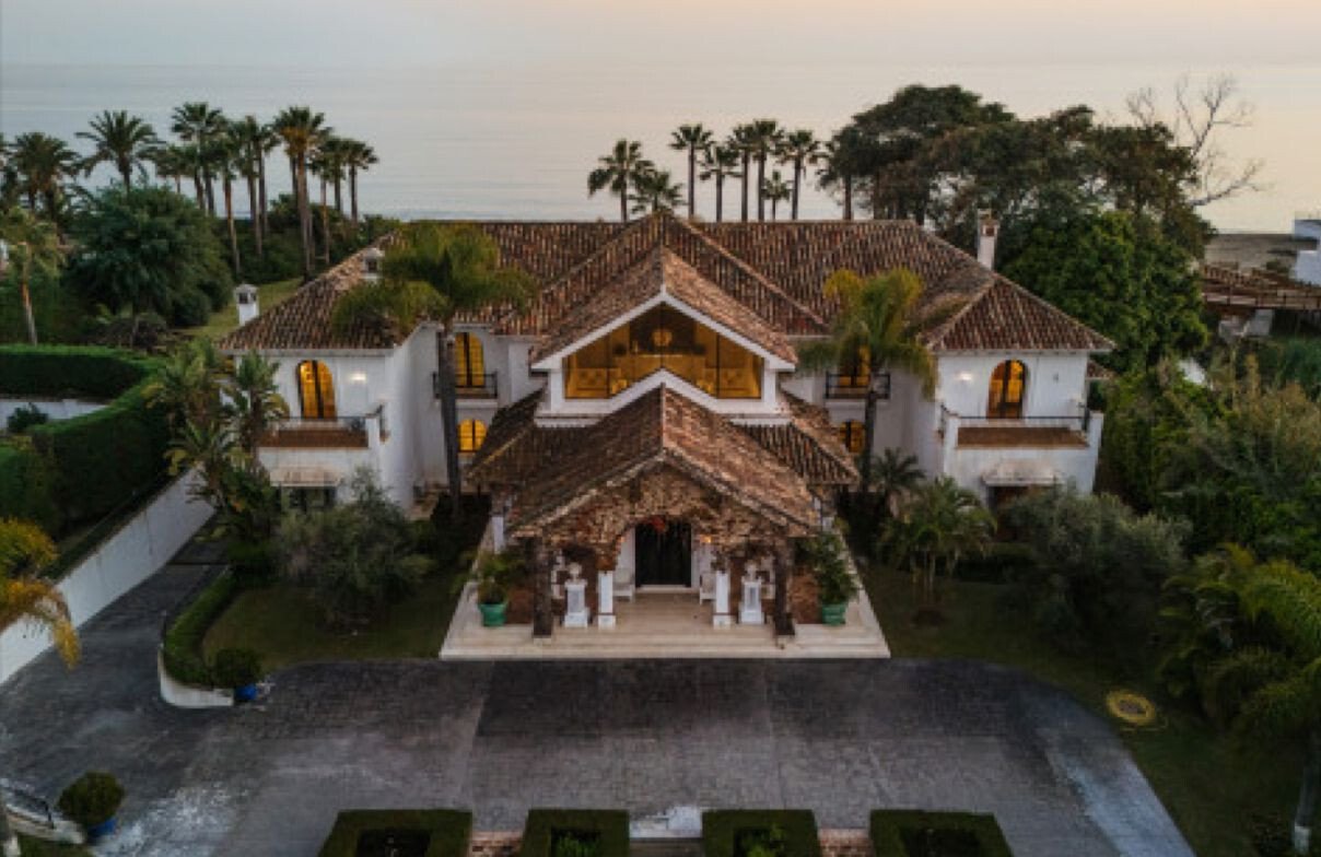 Exceptional Mediterranean Beachfront – A Rare Opportunity For Refinement & Renovation On Marbella´S Villa in Marbella, Andalusia, Spain