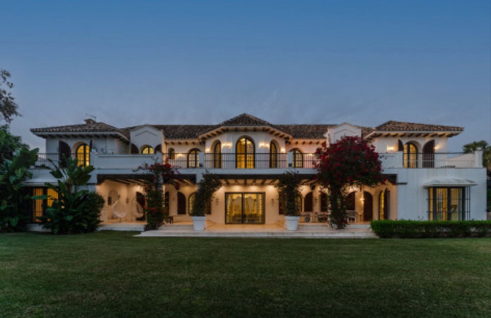 Exceptional Mediterranean Beachfront – A Rare Opportunity For Refinement & Renovation On Marbella´S Villa in Marbella, Andalusia, Spain