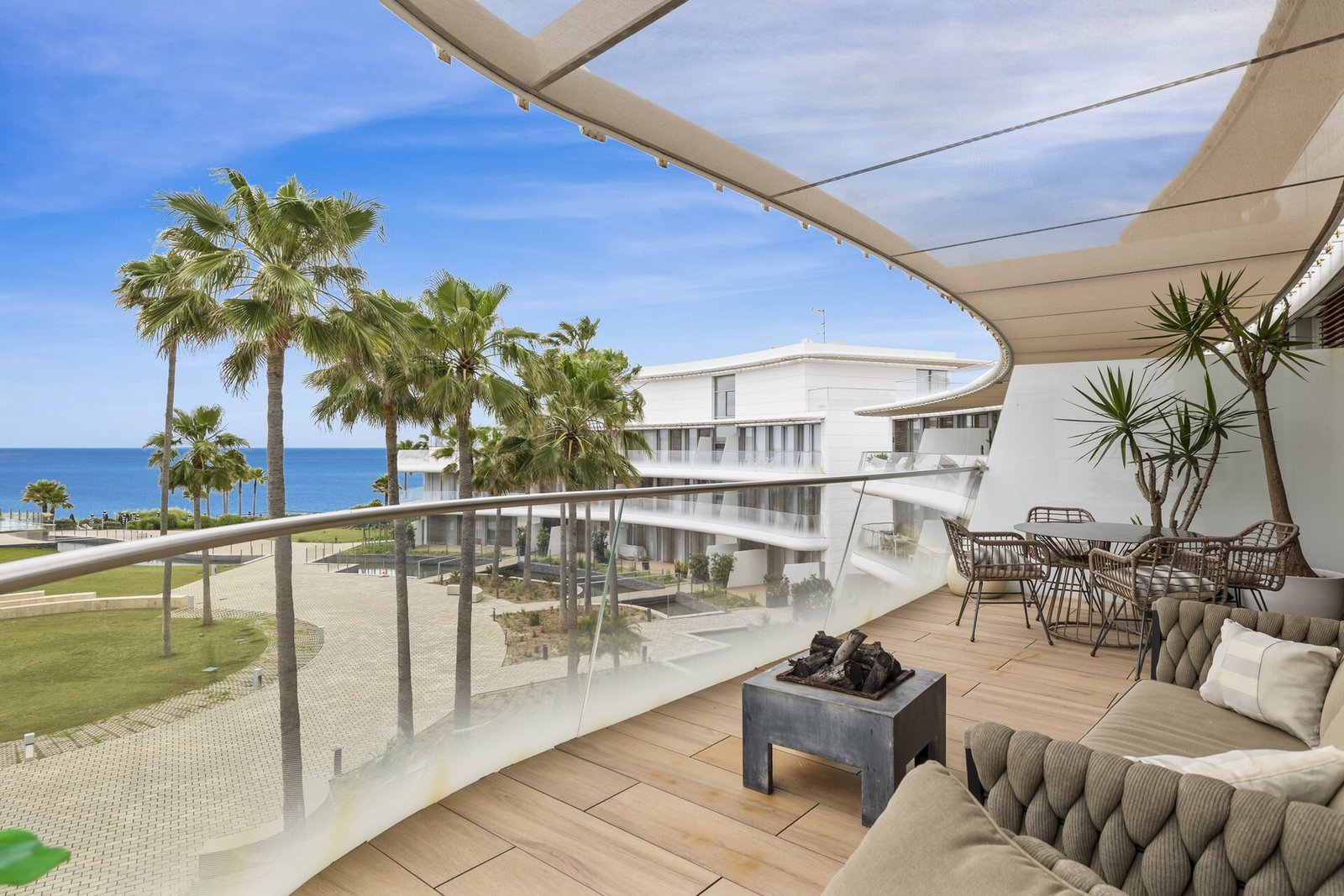 Modern Frontline Beach Apartment In Estepona West. Apartment in Estepona, Andalusia, Spain 1 - 16162218