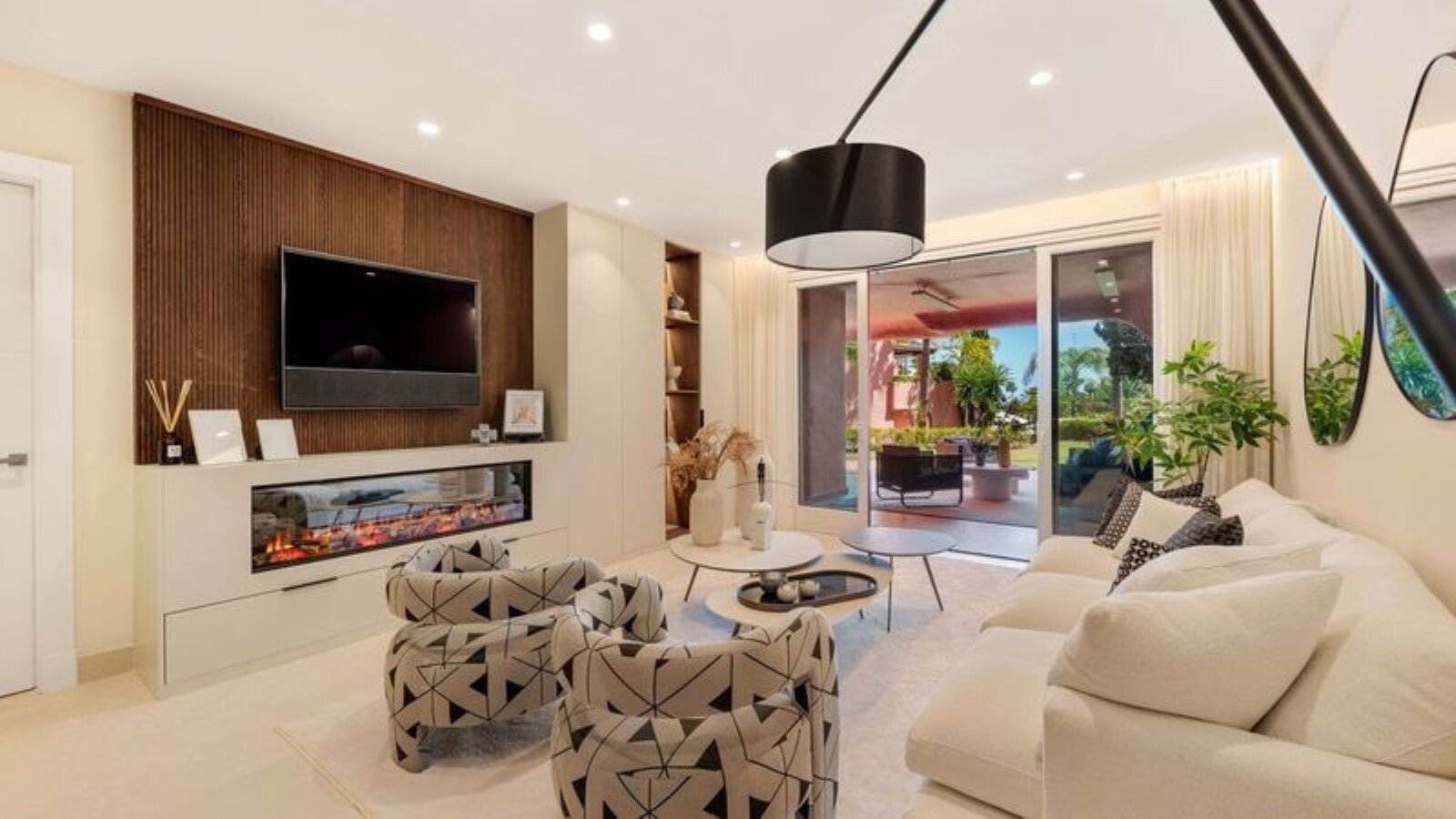 Luxury South Facing 3 Bedroom And 3 Bathroom Ground Floor Apartment In Costalita, Estepona. Apartment in Estepona, Andalusia, Spain 1 - 16331024