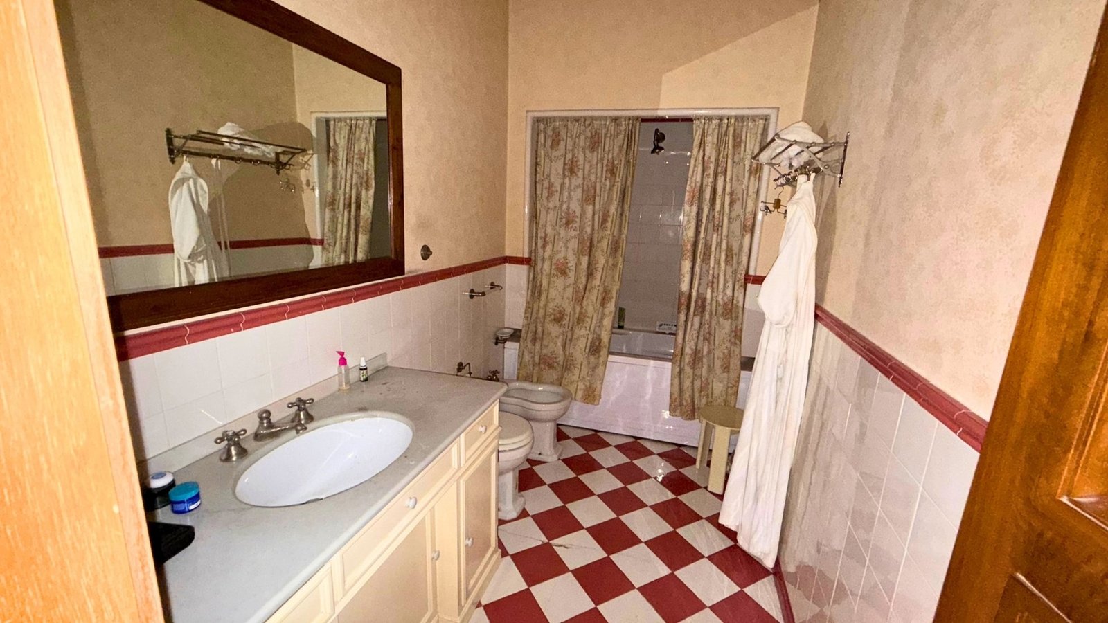 Appartamento Di Prestigio In Santo Spirito Apartment in Florence, Tuscany, Italy 1 - 15881595