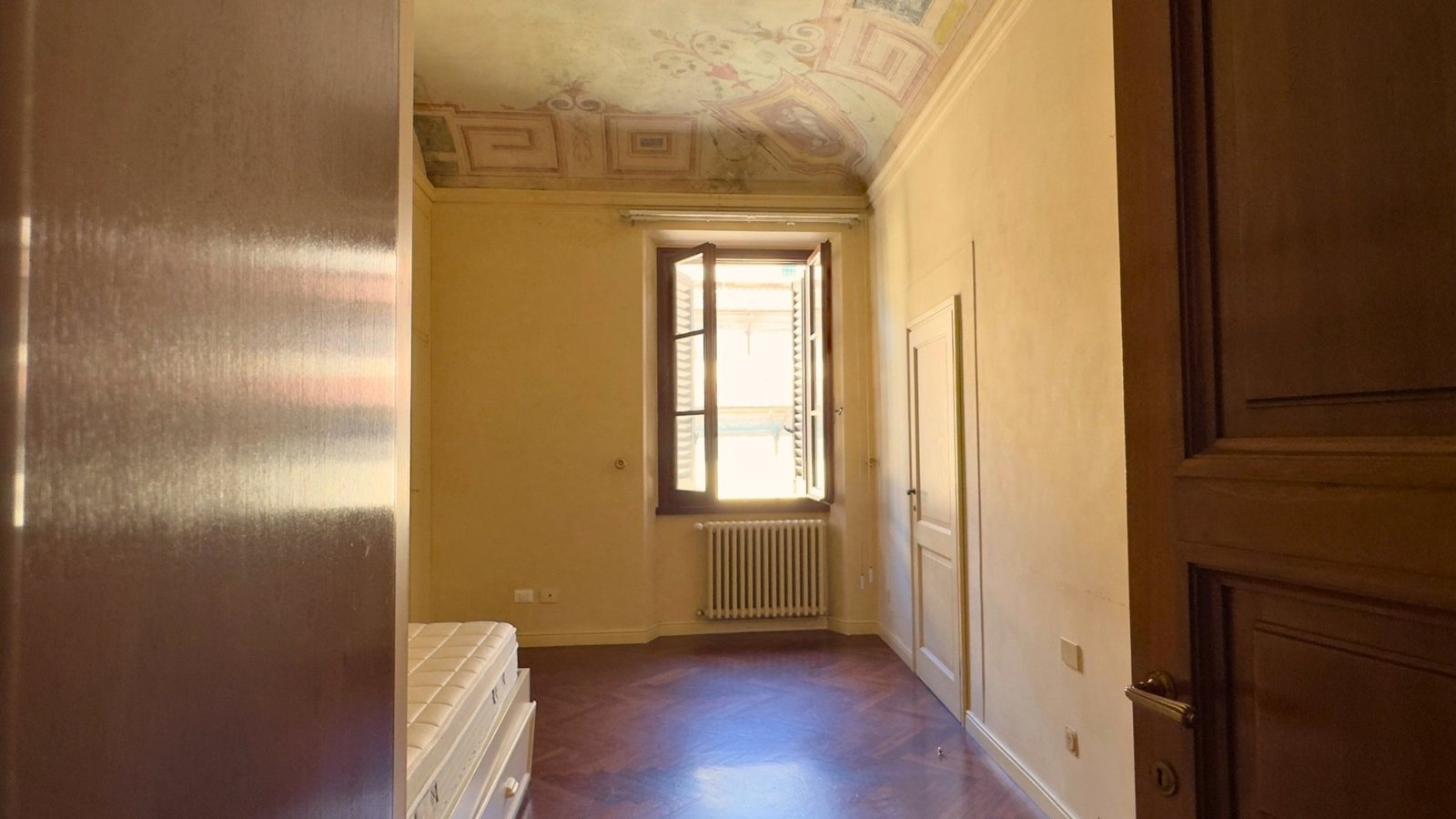 Appartamento Di Prestigio In Santo Spirito Apartment in Florence, Tuscany, Italy 1 - 15881595