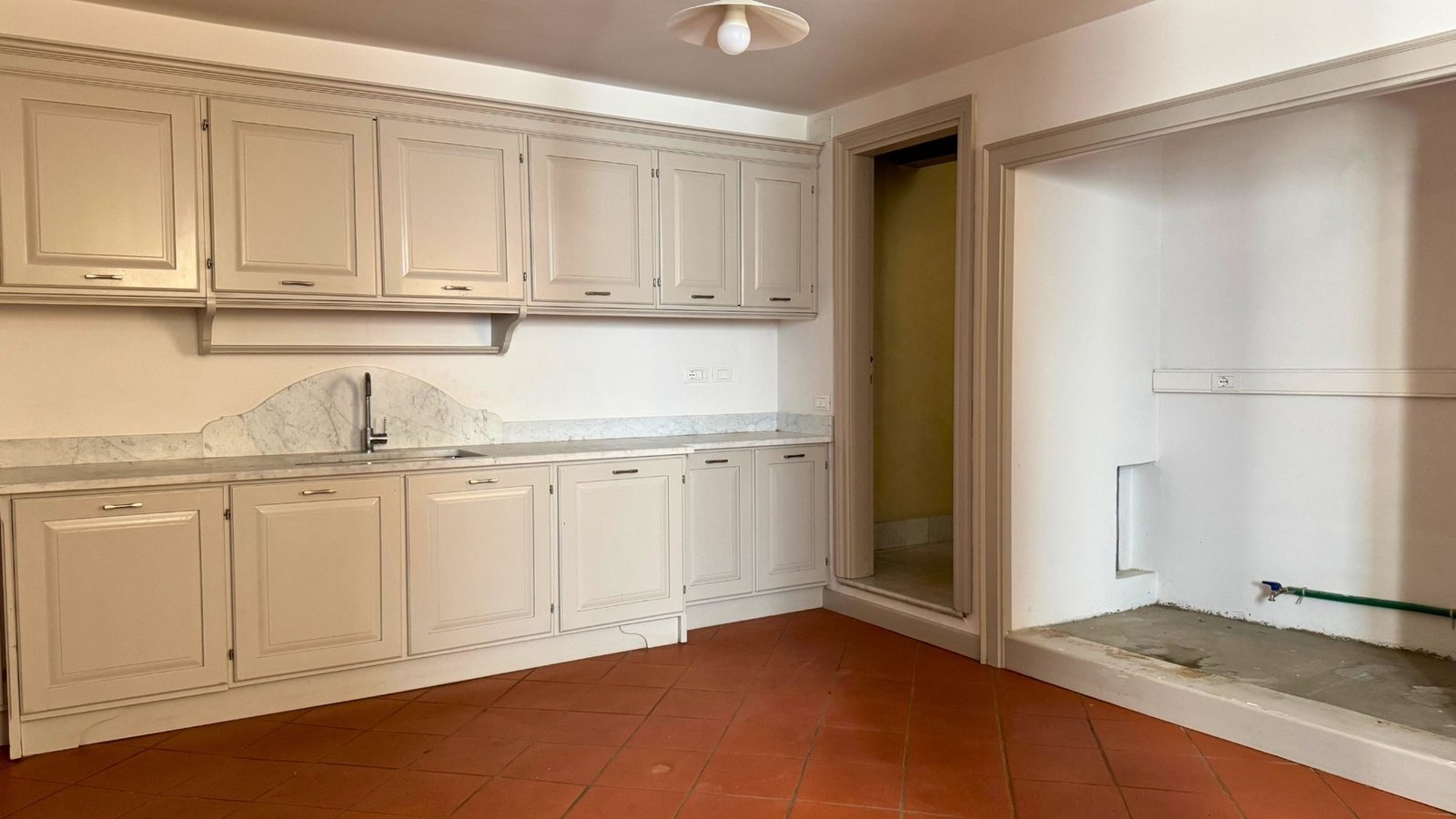 Appartamento Di Prestigio In Santo Spirito Apartment in Florence, Tuscany, Italy 1 - 15881595