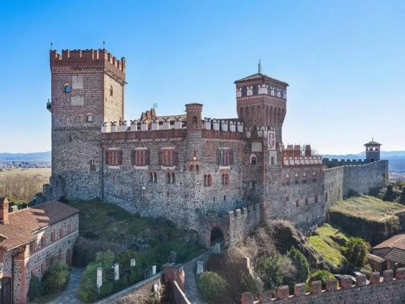 Castle in Pavone Canavese, Piedmont, Italy 1 - 15035335