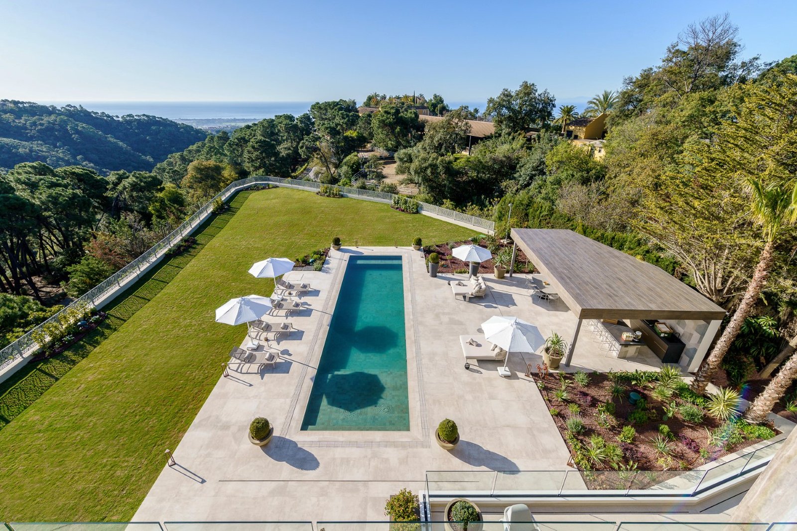 THE RETREAT Roof Terrace (Grande)