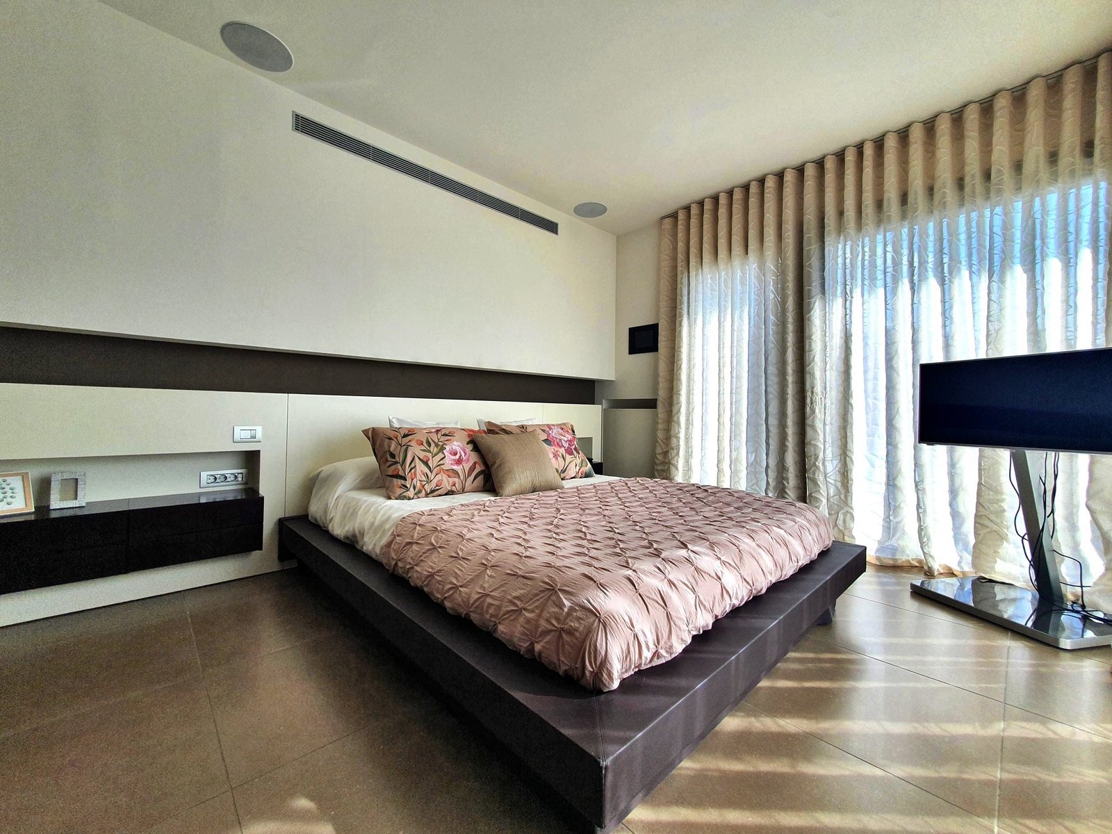 Luxury At Its Finest: Stunning 1000 M² Villa For Sale In Barcelona Villa in Esplugues de Llobregat, Catalonia, Spain 1 - 14179584