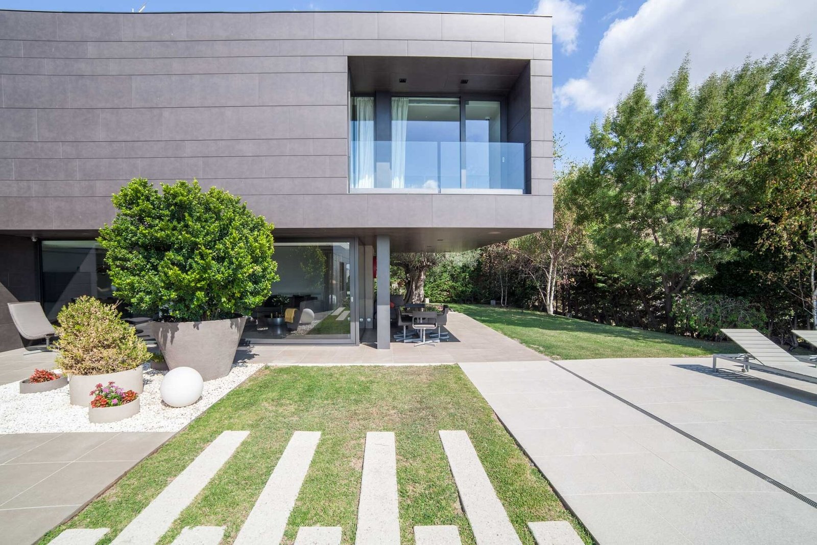 Luxury At Its Finest: Stunning 1000 M² Villa For Sale In Barcelona Villa in Esplugues de Llobregat, Catalonia, Spain 1 - 14179584