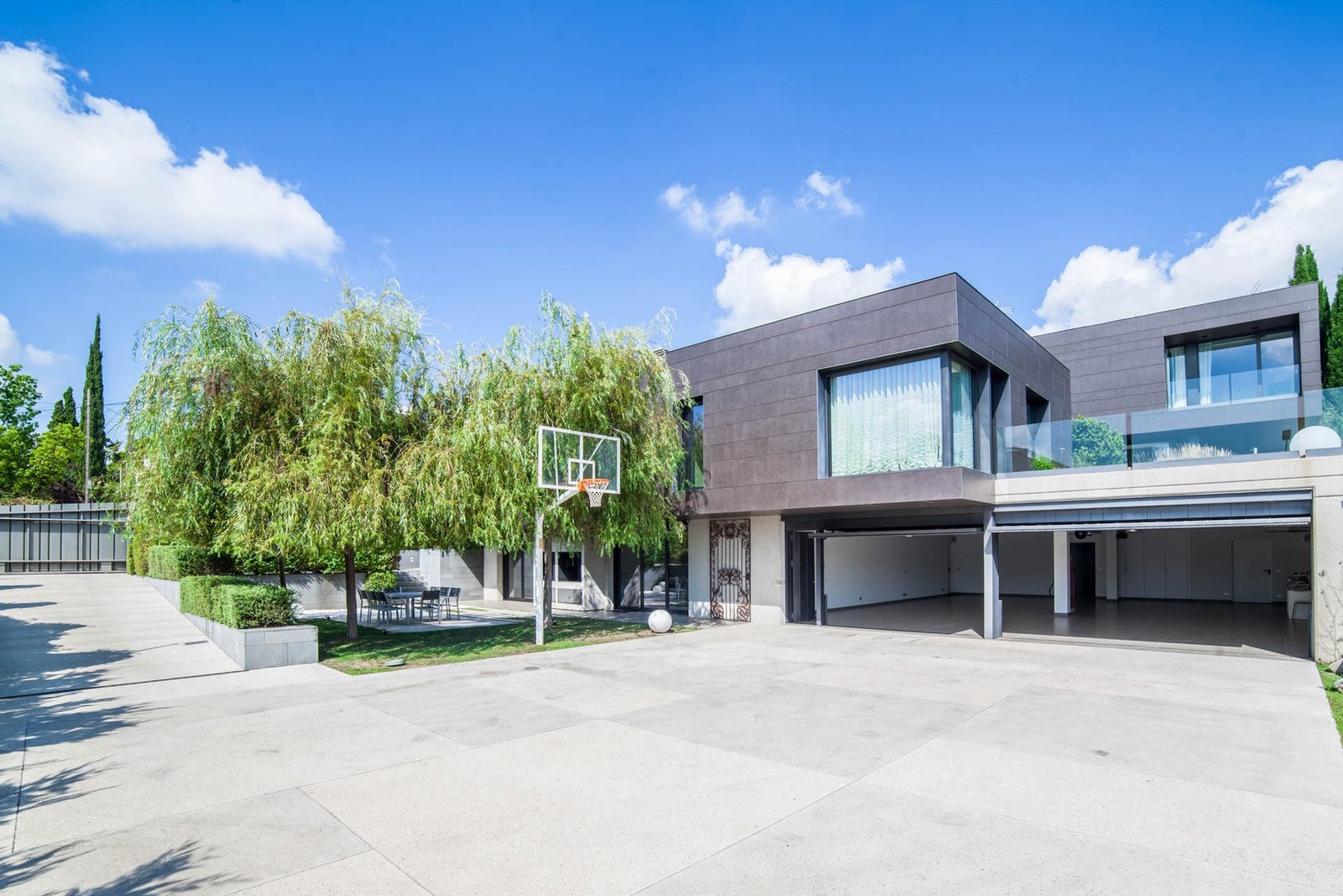 Luxury At Its Finest: Stunning 1000 M² Villa For Sale In Barcelona Villa in Esplugues de Llobregat, Catalonia, Spain 1 - 14179584