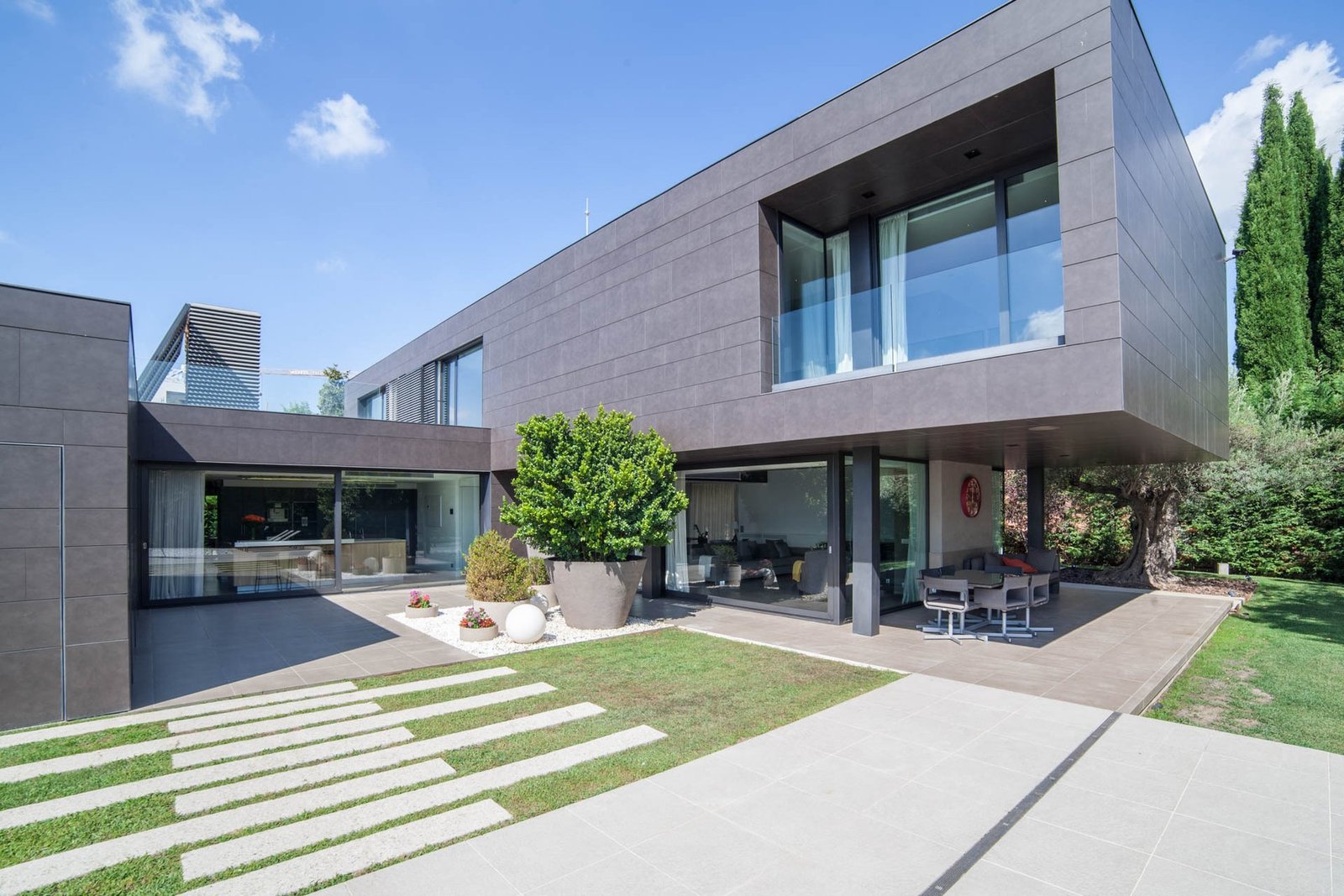 Luxury At Its Finest: Stunning 1000 M² Villa For Sale In Barcelona Villa in Esplugues de Llobregat, Catalonia, Spain 1 - 14179584