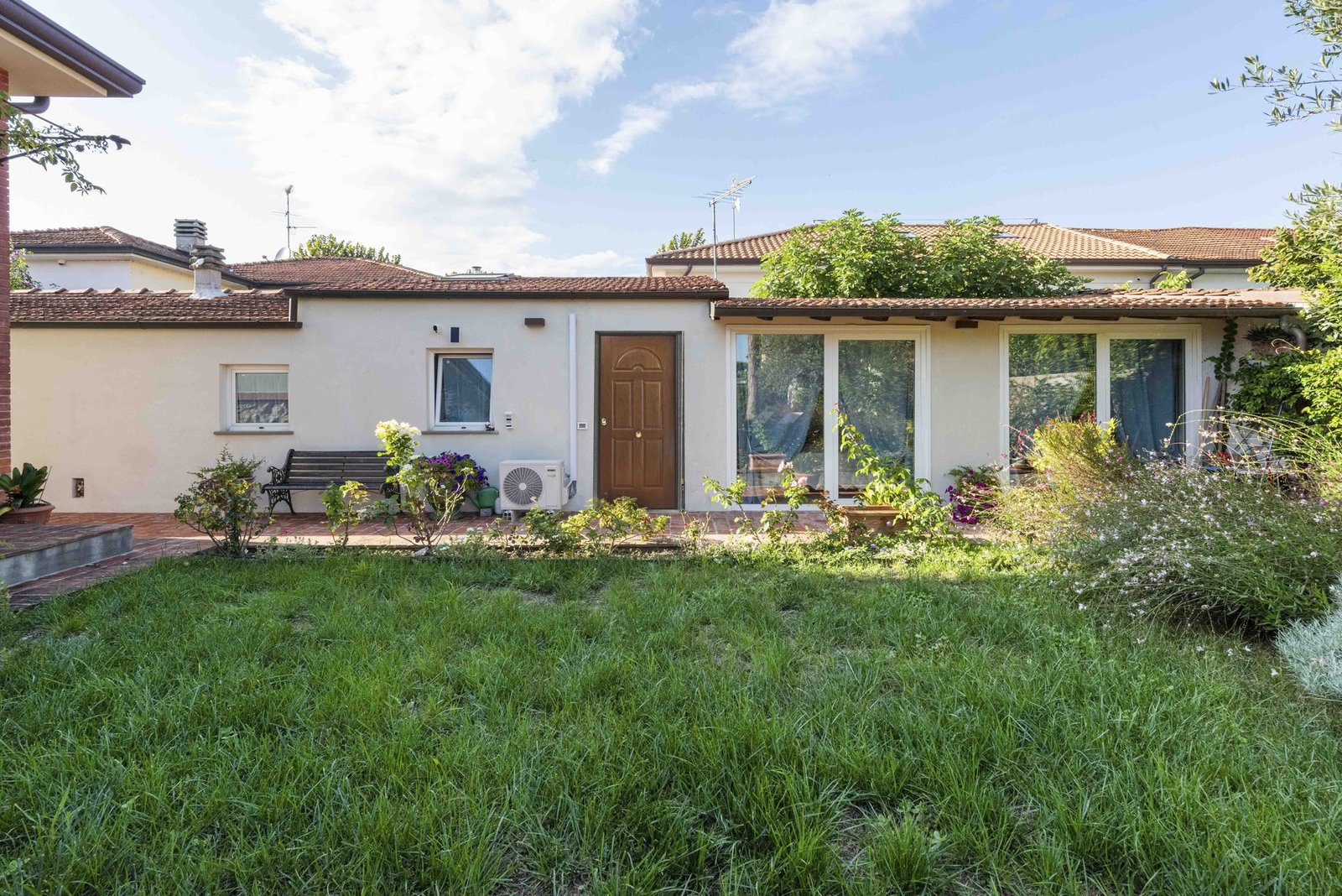 Elegante Casa Ristrutturata Con Dependance E Giardino A Lido Di Camaiore Villa in Lido di Camaiore, Tuscany, Italy 1 - 16391633