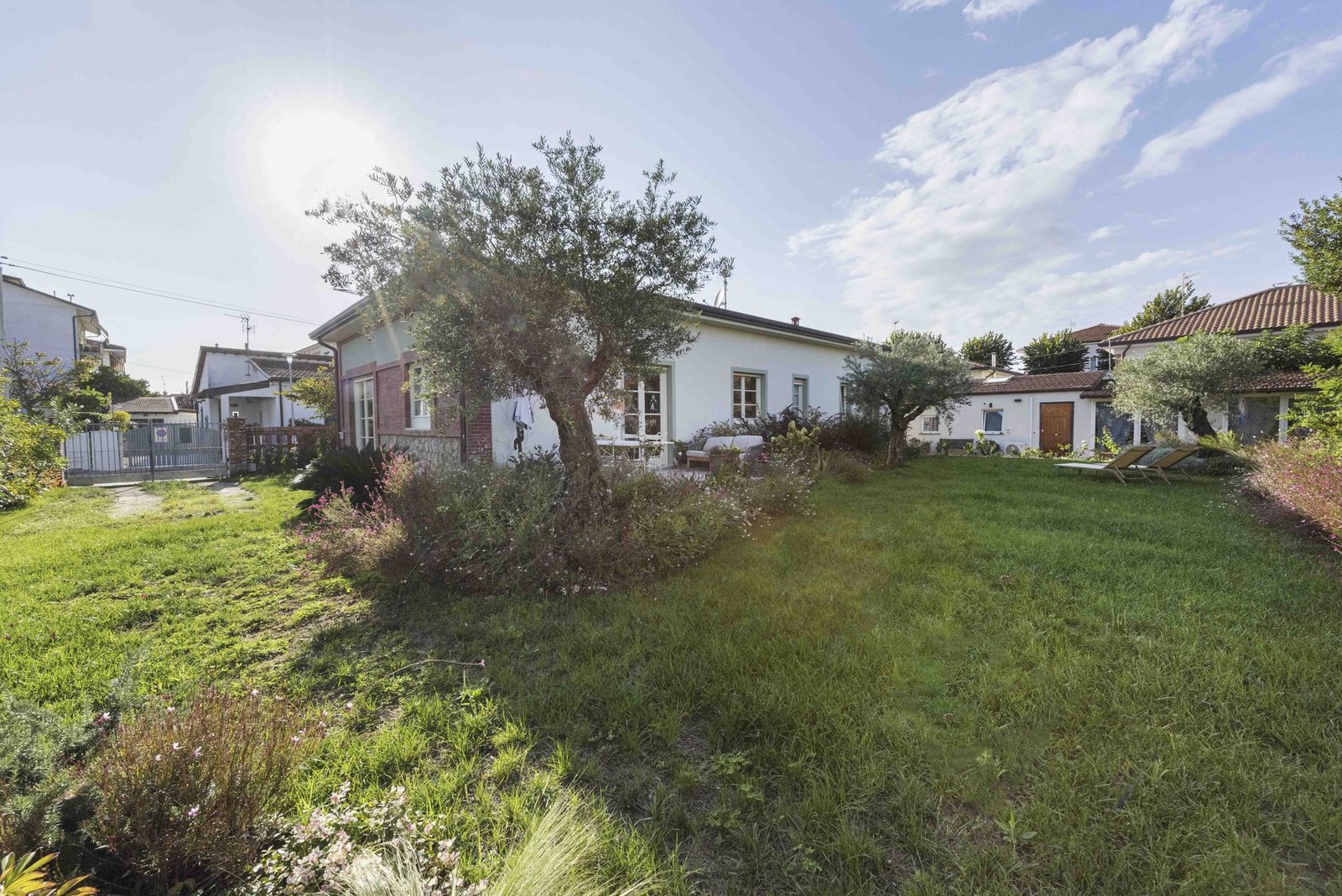 Elegante Casa Ristrutturata Con Dependance E Giardino A Lido Di Camaiore Villa in Lido di Camaiore, Tuscany, Italy 1 - 16391633