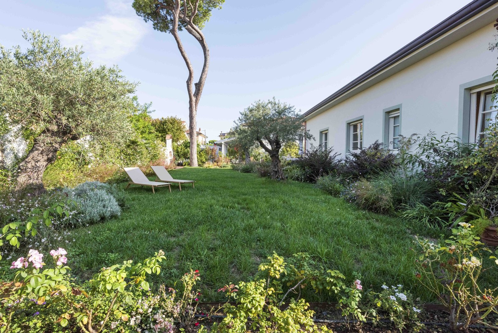 Elegante Casa Ristrutturata Con Dependance E Giardino A Lido Di Camaiore Villa in Lido di Camaiore, Tuscany, Italy 1 - 16391633