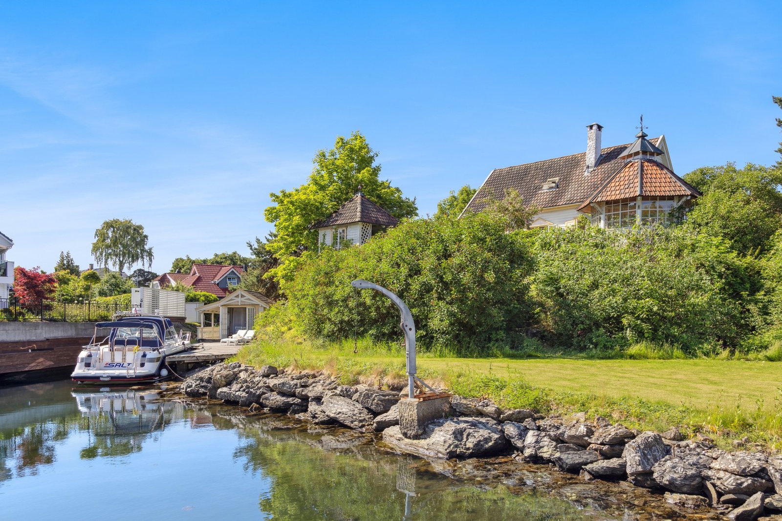 Idyllic Waterfront Property | 2.4 Acres With 50 Meter Shoreline, 2 Houses, 2 Piers And A Boathouse Villa in Snarøya, Akershus, Norway 1 - 15813907