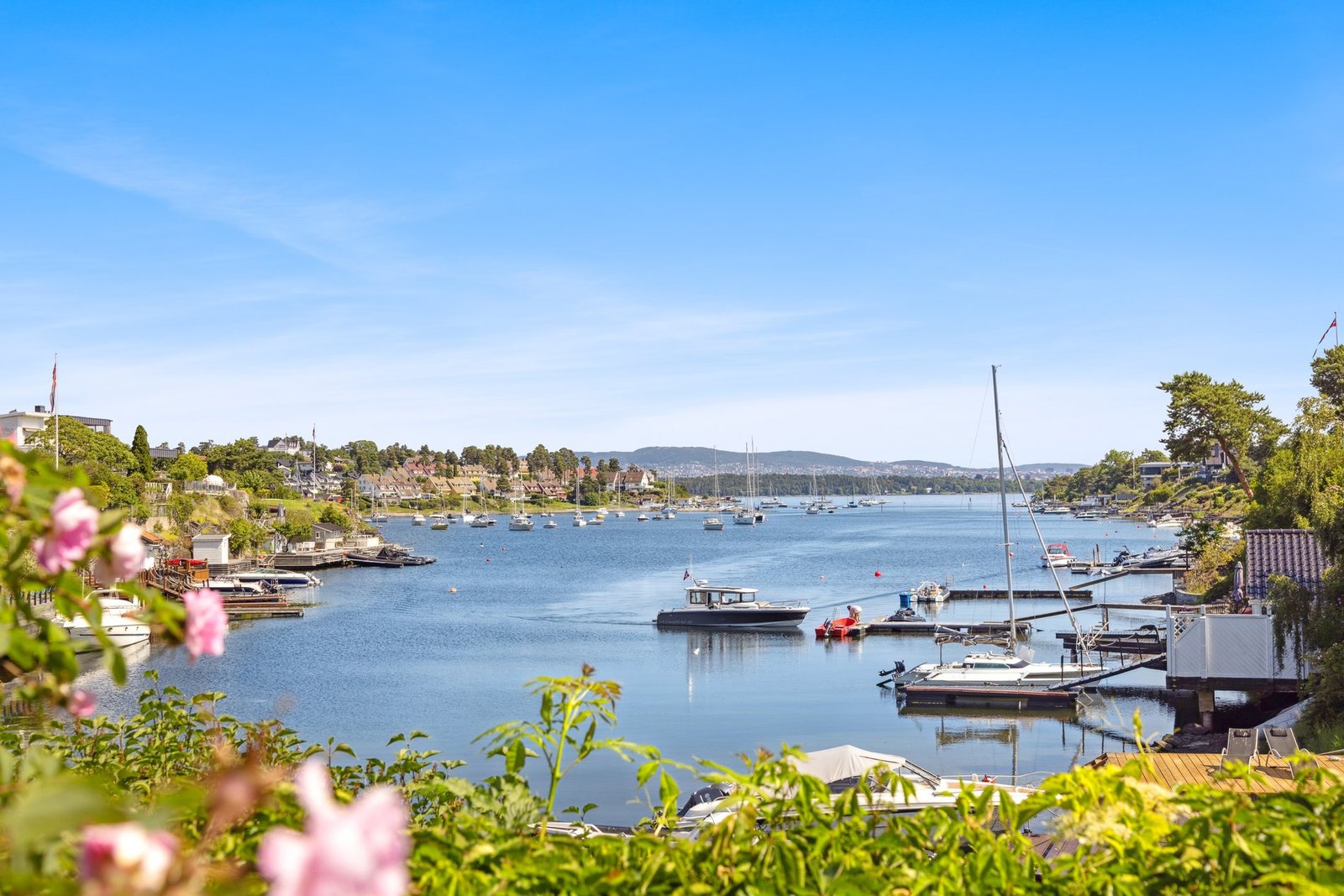 Idyllic Waterfront Property | 2.4 Acres With 50 Meter Shoreline, 2 Houses, 2 Piers And A Boathouse Villa in Snarøya, Akershus, Norway 1 - 15813907