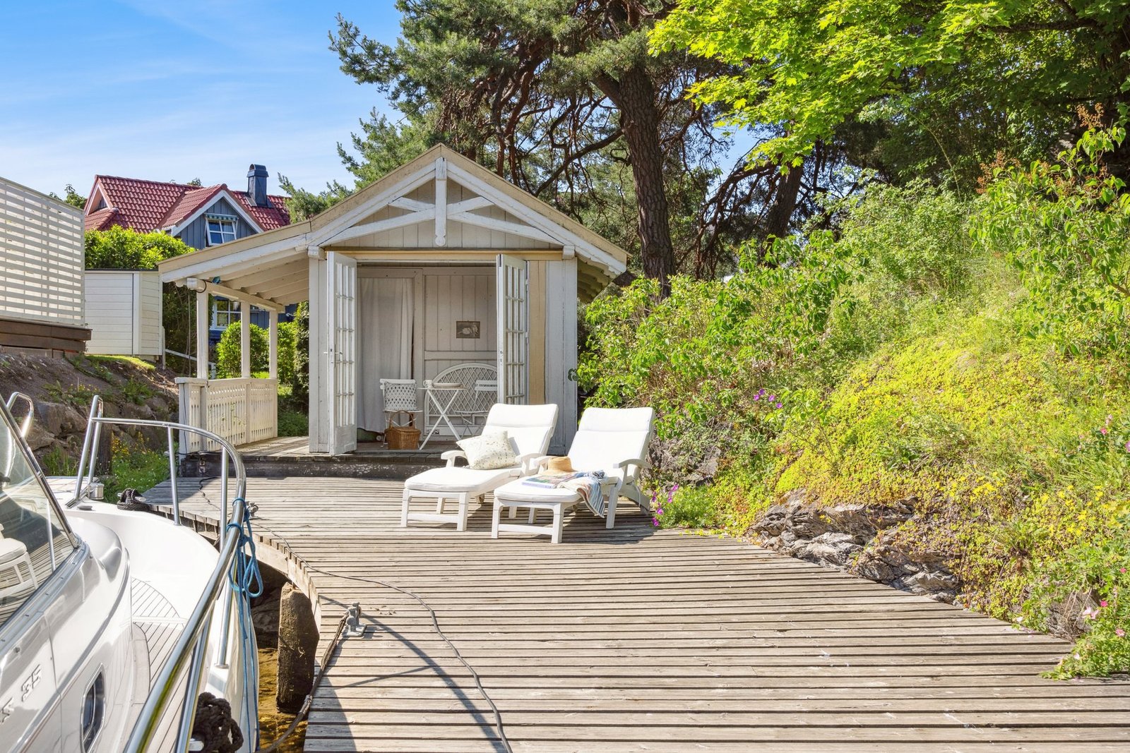 Idyllic Waterfront Property | 2.4 Acres With 50 Meter Shoreline, 2 Houses, 2 Piers And A Boathouse Villa in Snarøya, Akershus, Norway 1 - 15813907