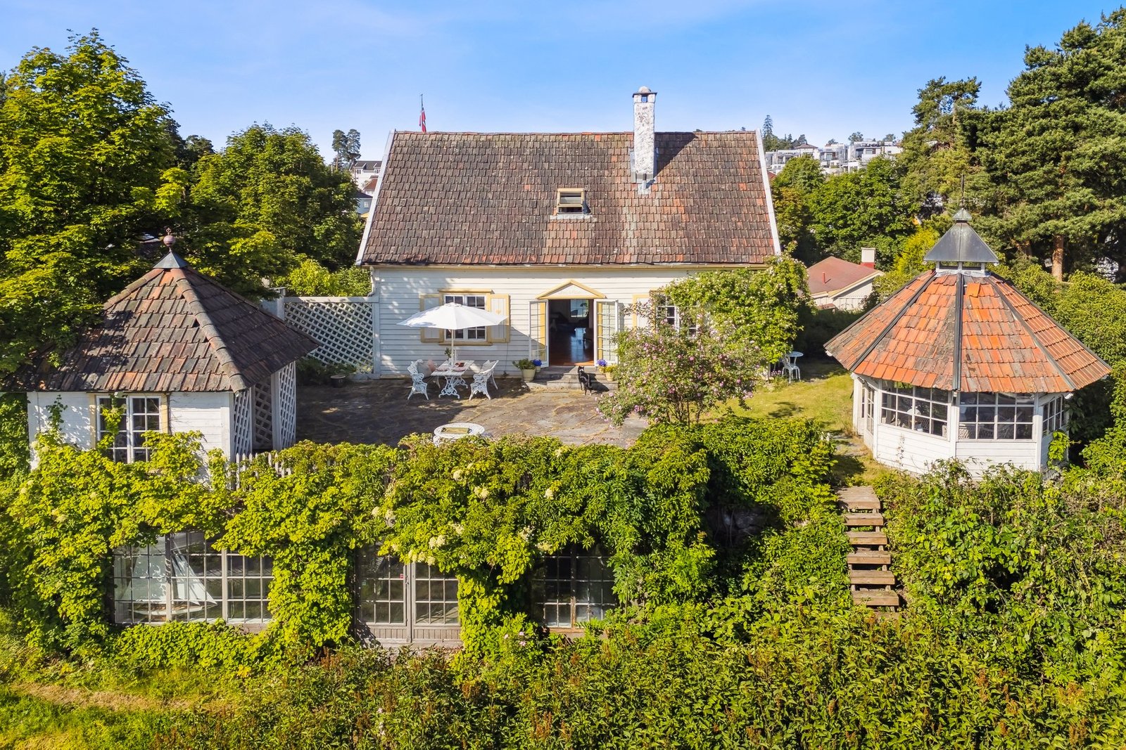 Idyllic Waterfront Property | 2.4 Acres With 50 Meter Shoreline, 2 Houses, 2 Piers And A Boathouse Villa in Snarøya, Akershus, Norway 1 - 15813907