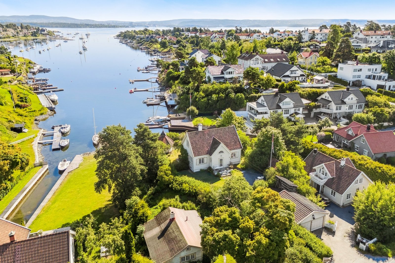 Idyllic Waterfront Property | 2.4 Acres With 50 Meter Shoreline, 2 Houses, 2 Piers And A Boathouse Villa in Snarøya, Akershus, Norway 1 - 15813907