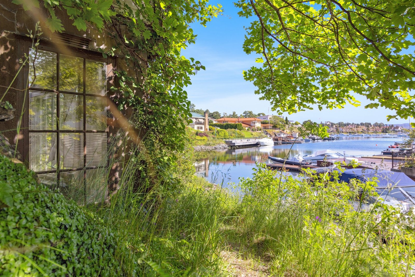 Idyllic Waterfront Property | 2.4 Acres With 50 Meter Shoreline, 2 Houses, 2 Piers And A Boathouse Villa in Snarøya, Akershus, Norway 1 - 15813907
