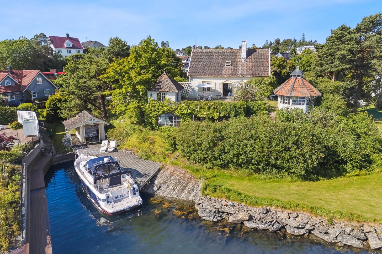 Idyllic Waterfront Property | 2.4 Acres With 50 Meter Shoreline, 2 Houses, 2 Piers And A Boathouse Villa in Snarøya, Akershus, Norway 1 - 15813907