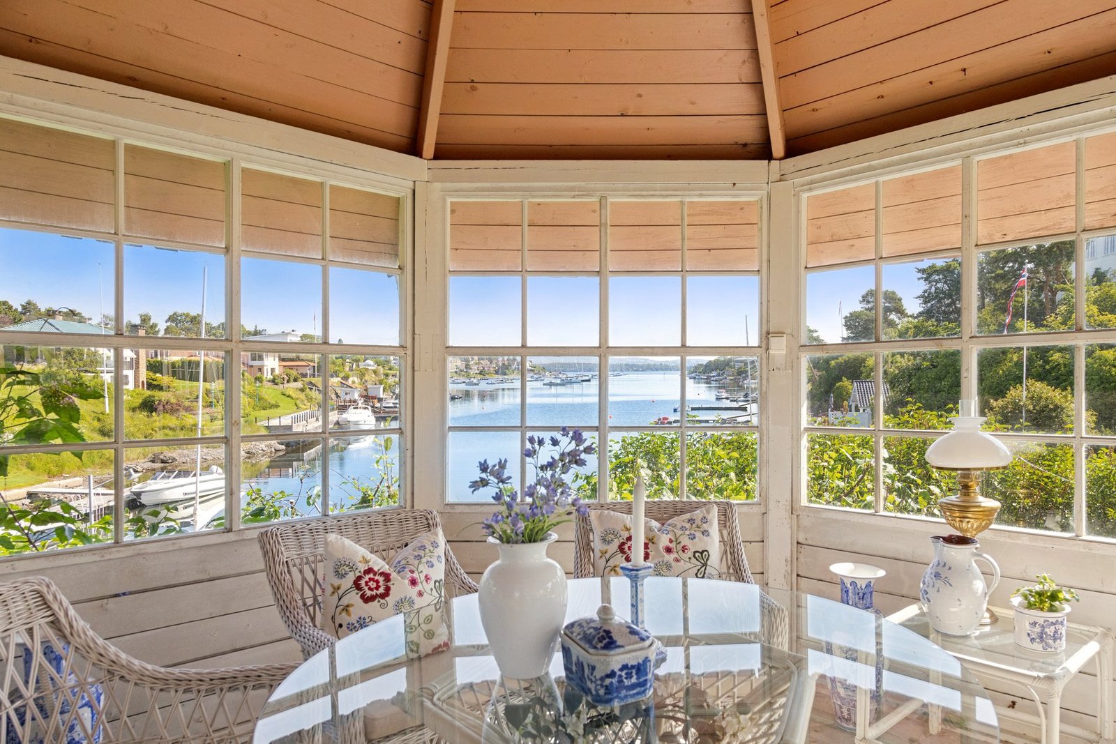 Idyllic Waterfront Property | 2.4 Acres With 50 Meter Shoreline, 2 Houses, 2 Piers And A Boathouse Villa in Snarøya, Akershus, Norway 1 - 15813907