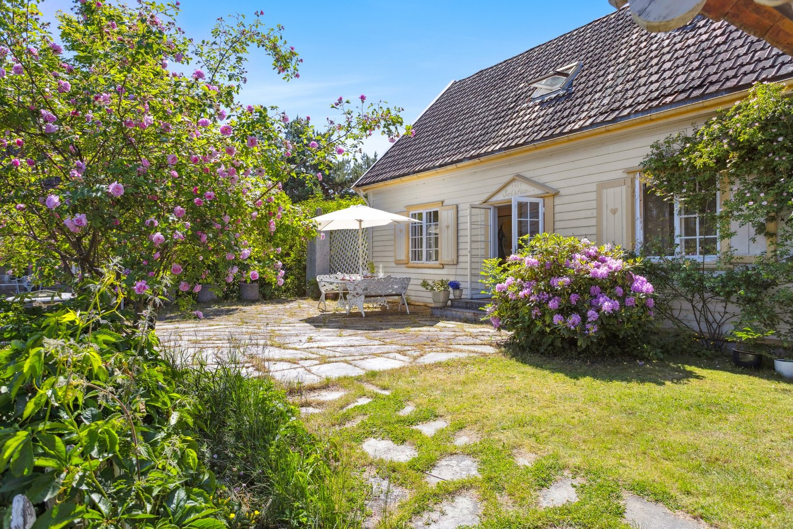 Idyllic Waterfront Property | 2.4 Acres With 50 Meter Shoreline, 2 Houses, 2 Piers And A Boathouse Villa in Snarøya, Akershus, Norway 1 - 15813907