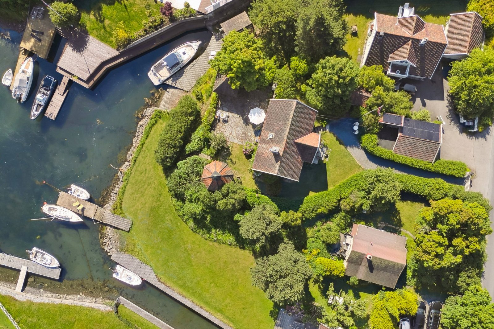 Idyllic Waterfront Property | 2.4 Acres With 50 Meter Shoreline, 2 Houses, 2 Piers And A Boathouse Villa in Snarøya, Akershus, Norway 1 - 15813907